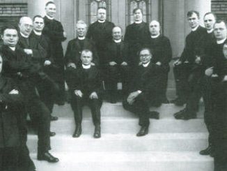 1930 m. kun. A. Petraitis sugrįžo į Lietuvą. Jį išlydi J. E. Arkivyskupas P. Būčys (sėdi centre; Jo dešinėje sėdi kun. A. Petraitis) ir kunigai. Nuotr. iš Lietuvos centrinio valstybės archyvo.