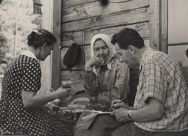 Elena Grinaveckienė ir Juozas Senkus renka medžiagą žodynui, Rygiškiuose, 1961. Šaltinis: suduvis.lt