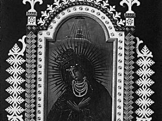 Dvipusis nešiojamas Kaimelio bažnyčios procesijų altorėlis. Tapyba – P. Mikutaičio, rėmų puošyba – P. Puišio
